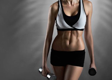 İyi iş. Çarpıcı bir genç fitness kadının yatay atış kırpılmış