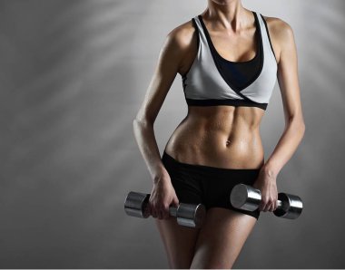 En iyi şekil. Stüdyo çekim gösterilen bir kadın modelinin kırpılmış