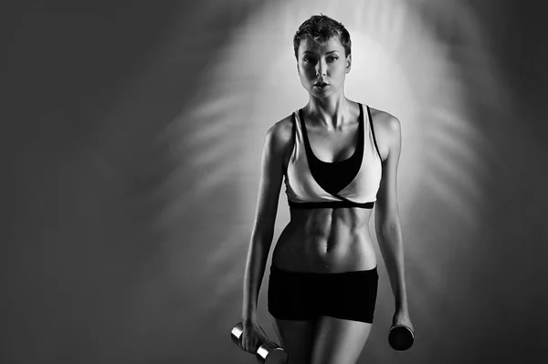 Ze nooit afgesloten. Monochroom studio portret van een fitness vrouwelijke poseren — Stockfoto