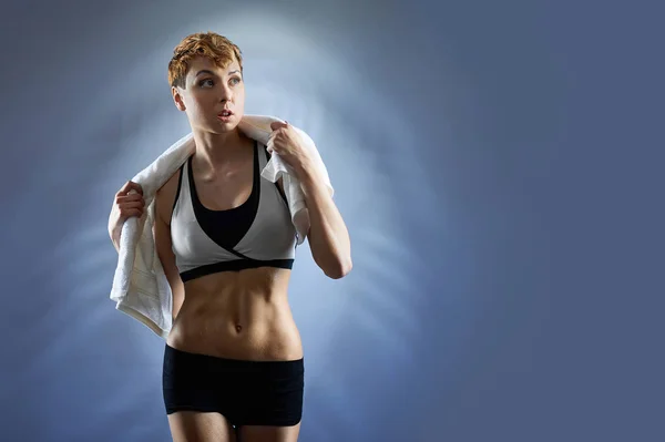 Sinto-me em forma. Treinador de fitness feminino vestindo roupas esportivas posando — Fotografia de Stock