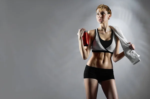 Sinto-me em forma. Treinador de fitness feminino vestindo roupas esportivas posando — Fotografia de Stock