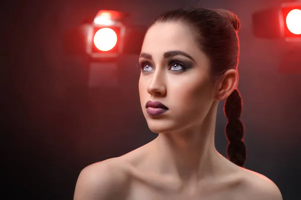 Linda modelo de moda de cabelos escuros posando em iluminação estúdio — Fotografia de Stock