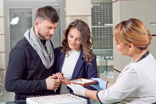 Joven pareja comprando joyas — Foto de Stock