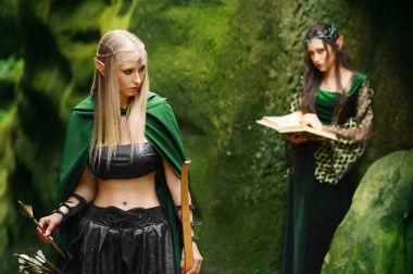 İki kadın elfler ormanda yürüyüş