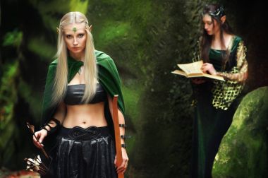 İki kadın elfler ormanda yürüyüş