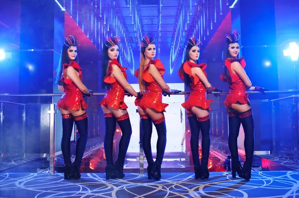 A szexi női táncosok piros megfelelő felszerelést végző csoport — Stock Fotó