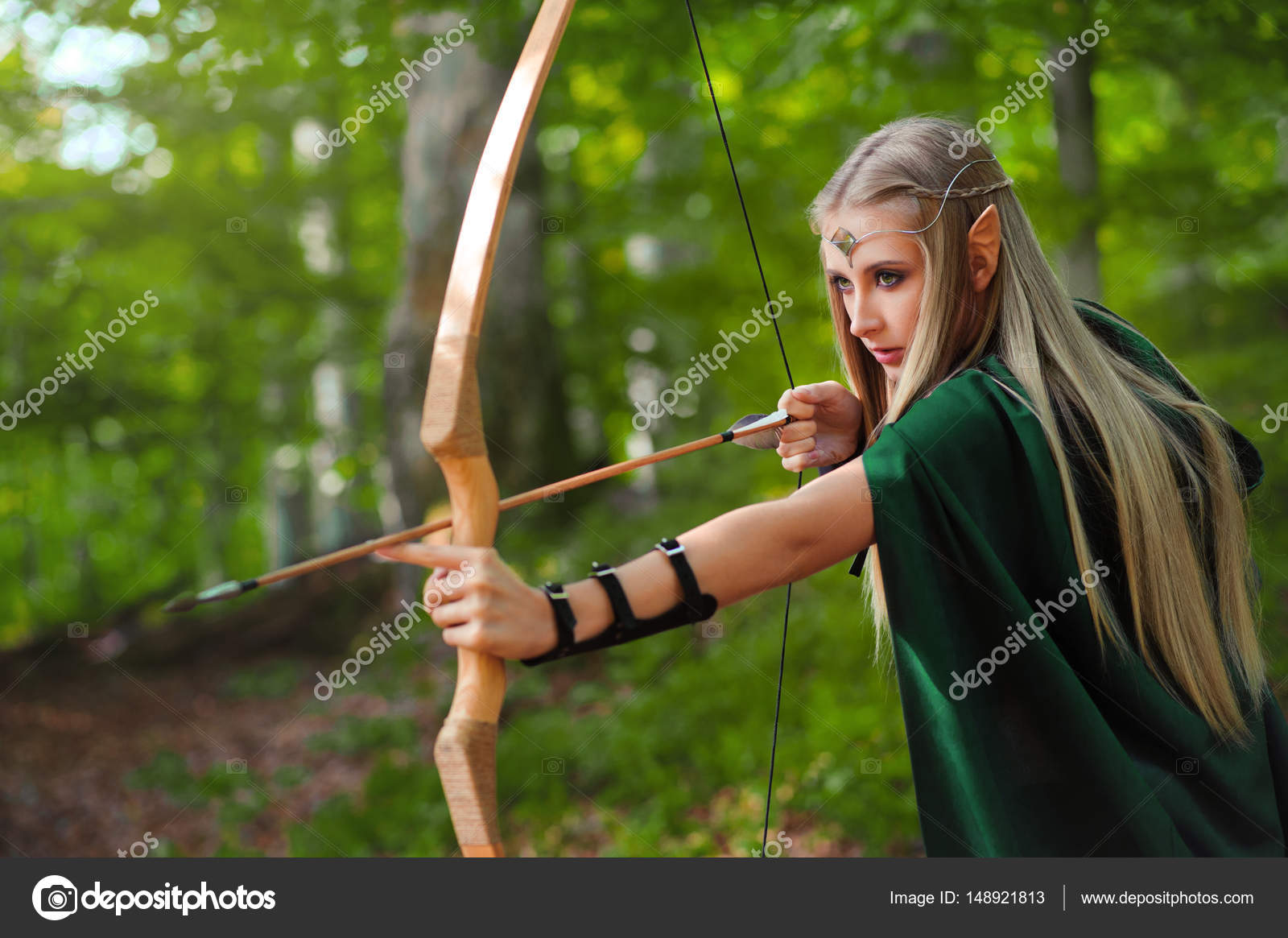 Mujer De Closeup Con Arco Y Flecha Con Disfraz De Flecha De Bosque