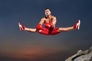 Erkek atlet yapıyor havada atlama sırasında böler