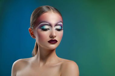 Resim stüdyosunun resimlerini çeken bir kadın.