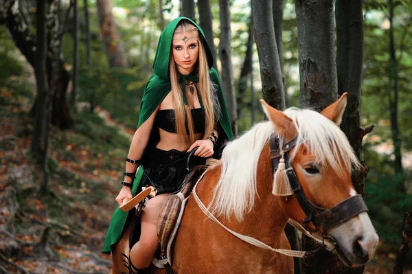 Жінка ельф в лісі зі своїм конем — стокове фото