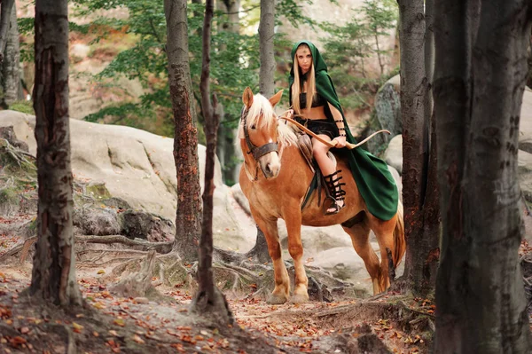 Elfenweibchen im Wald mit ihrem Pferd — Stockfoto