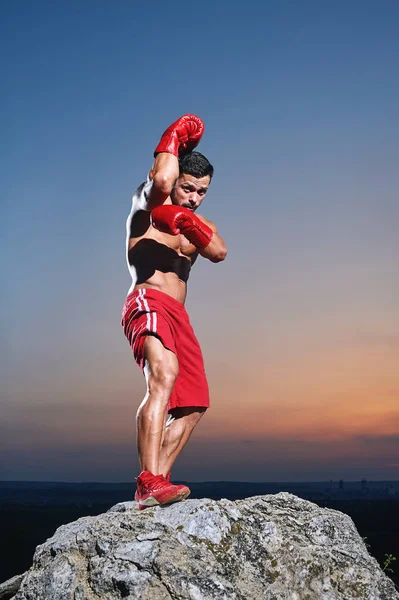 Entrenamiento muscular masculino boxeador al aire libre — Foto de Stock