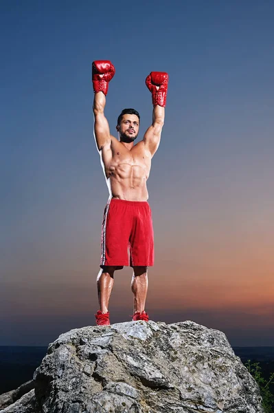 Boxer muscolare maschile allenamento all'aperto — Foto Stock