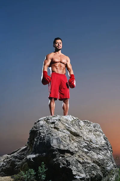 야외에서 훈련하고 있는 근육질 남성 권투 선수 — 스톡 사진