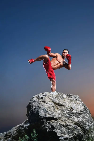 Muskulös manlig boxare träning utomhus — Stockfoto