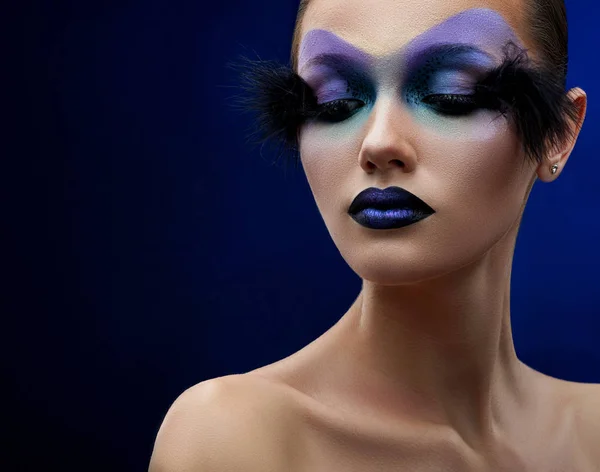 Mujer joven con maquillaje de fantasía —  Fotos de Stock