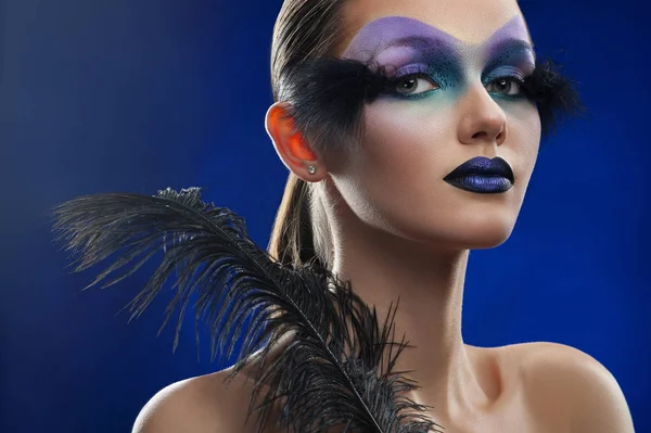 Mujer joven con maquillaje de fantasía —  Fotos de Stock