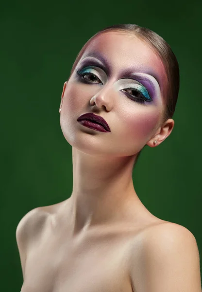Mujer usando fotos de estudio de maquillaje de arte — Foto de Stock