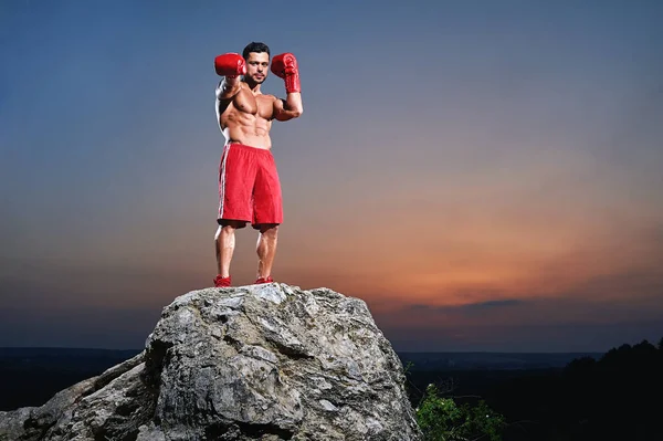 Entrenamiento muscular masculino boxeador al aire libre — Foto de Stock