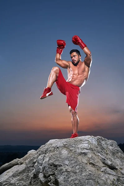 Entrenamiento muscular masculino boxeador al aire libre — Foto de Stock