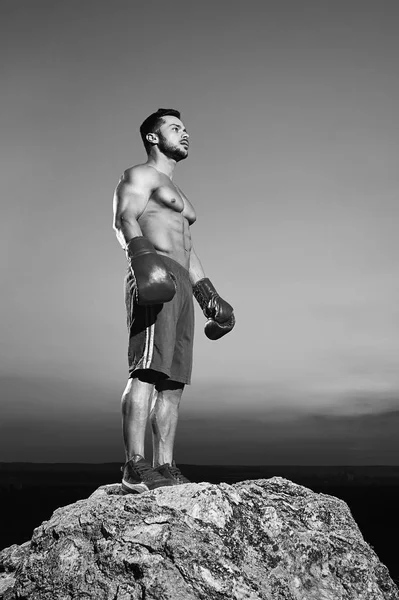 Fotos monocromáticas de un feroz boxeador entrenando al aire libre — Foto de Stock