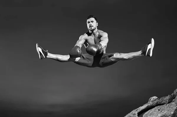 男运动员做拆分在空气中而跳跃 — 图库照片