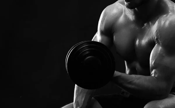 Dumbb와 체육 찢어진된 젊은 스포츠맨의 흑백 촬영 — 스톡 사진