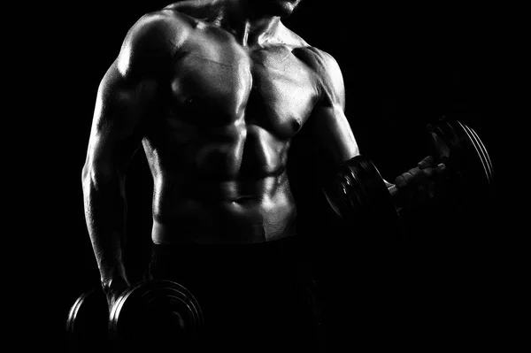 Dumbb와 체육 찢어진된 젊은 스포츠맨의 흑백 촬영 — 스톡 사진