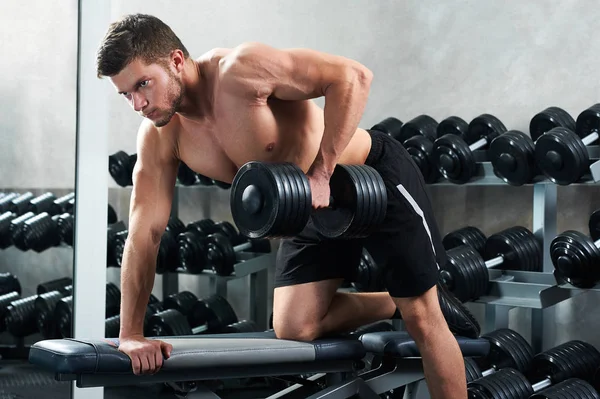 英俊的年轻运动员，在健身房锻炼 — 图库照片