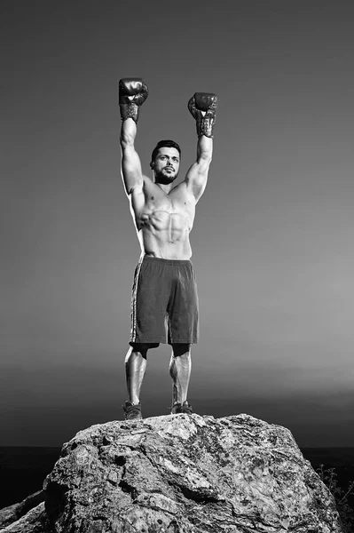 Monochrome Aufnahmen eines grimmigen männlichen Boxers beim Training im Freien — Stockfoto