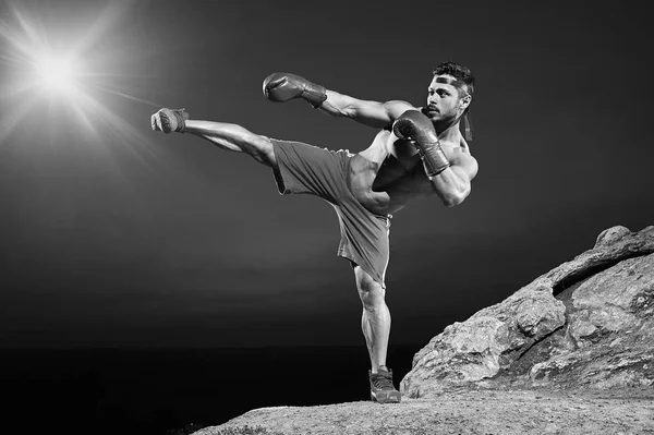 激烈的男性拳击手训练户外的单色照片 — 图库照片