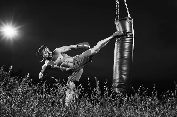 Svartvita bilder av en manlig boxare utbildning med en slagsäck ou — Stockfoto