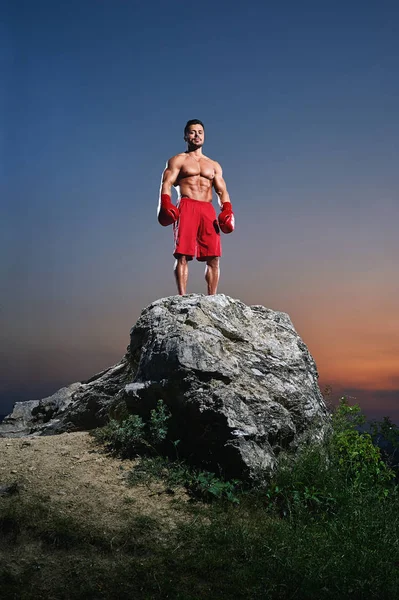 Entrenamiento muscular masculino boxeador al aire libre — Foto de Stock