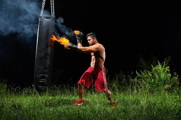 Boxeador profesional saco de arena al aire libre con su glo de boxeo — Foto de Stock