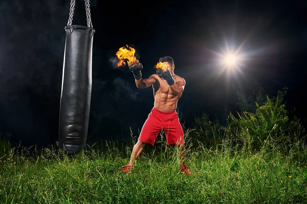 Boxeador profesional saco de arena al aire libre con su glo de boxeo — Foto de Stock