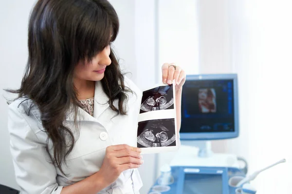 Güzel kadın doktor ultrason sc yakınındaki ofisinde oturuyor — Stok fotoğraf