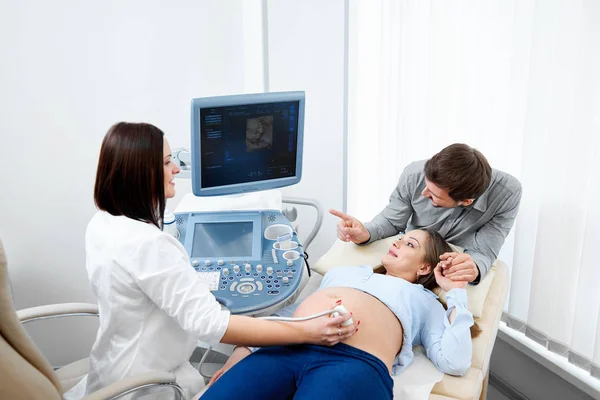 Fiatal terhes szerető pár látogató orvos együtt — Stock Fotó
