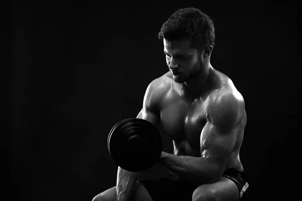 Černobílý záběr atletické zkopírované mladého sportovce s dumbb — Stock fotografie