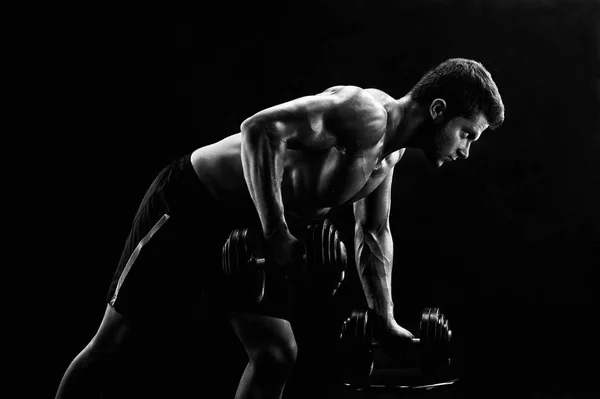 Monochrome Aufnahme eines athletischen zerrissenen jungen Sportlers mit Dumbb — Stockfoto