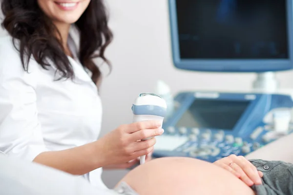 Médico realizando ultra-som para sua paciente grávida — Fotografia de Stock