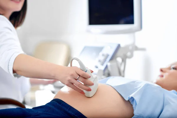 Médico realizando ultra-som para sua paciente grávida — Fotografia de Stock