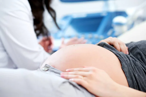 Ärztin führt Ultraschalluntersuchungen für ihre schwangere Patientin durch — Stockfoto