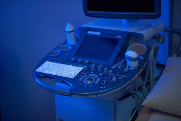 Escáner de ultrasonido moderno en la clínica —  Fotos de Stock