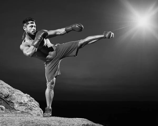 激烈的男性拳击手训练户外的单色照片 — 图库照片