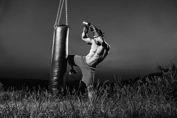 Svartvita bilder av en manlig boxare utbildning med en slagsäck ou — Stockfoto