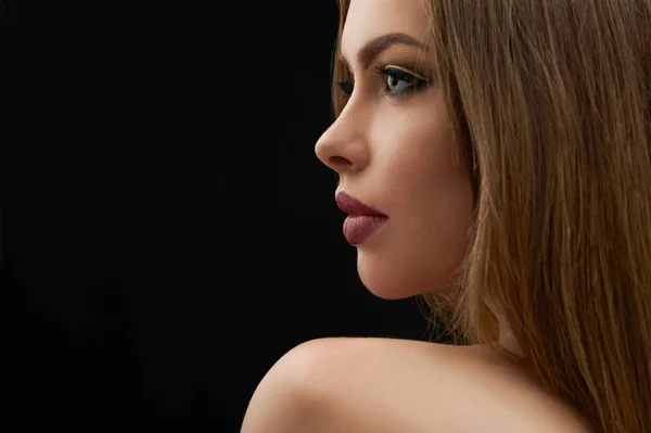 Retrato de belleza de una mujer joven de labios llenos impresionante — Foto de Stock