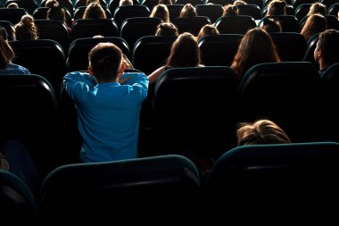 Çocuklar sinemada film izlemek