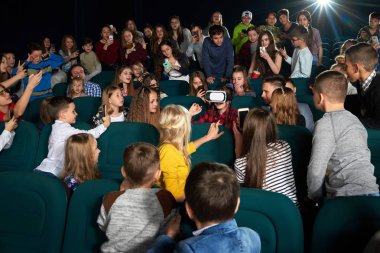 Sanal gerçeklik gözlüklü sinemada genç çocuk