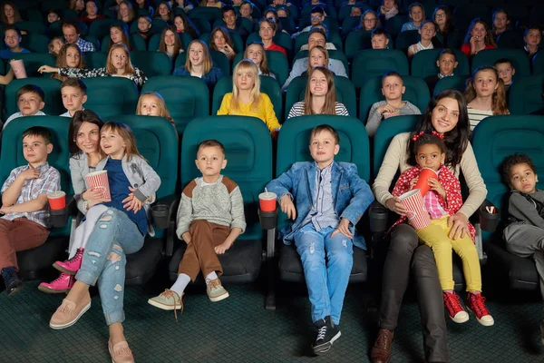 영화 시사회 동안 아이의 전체 영화관 강당 — 스톡 사진