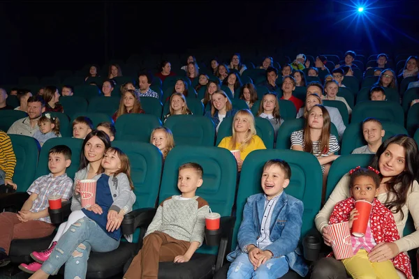 Kinderen kijken naar films in de bioscoop — Stockfoto